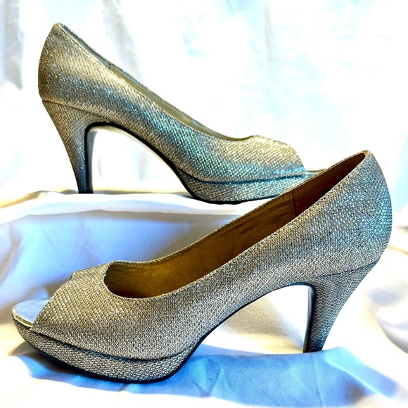 (6) BANDOLINO Open Toe Platform 3" Gold Tone Sparkly Heels - Picture 2 of 7